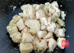 Illustration of how to stir-fry diced chicken with garlic sprouts 8