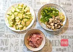 Illustration of how to make zucchini, smoked tofu and dried meat slices 1
