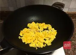 Illustration of how to make okra scrambled eggs 7