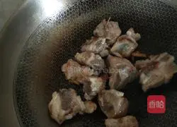 Illustration of how to make pork ribs and tea tree mushrooms 6