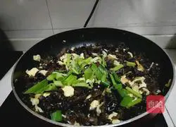Illustration of how to make scrambled eggs with black fungus 5