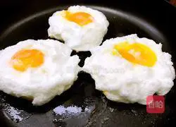Illustration of how to make cloud eggs 9