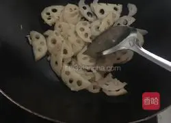 Illustration of how to make stir-fried meat with lotus root and fungus 5