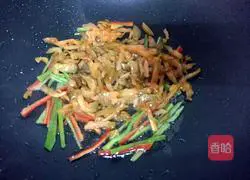 Illustration of how to stir-fry shredded pork with pickled mustard 5