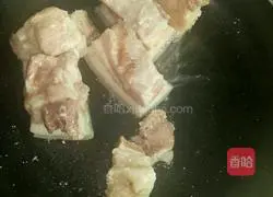 Illustration of how to make braised pork with pickles 7