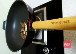 Illustration of how to stir-fry bacon with celery 4