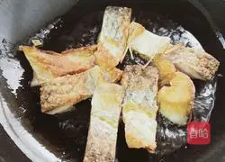 Illustration of how to make pan-fried grass carp cubes 8