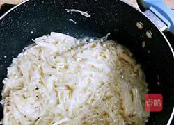 Illustration of how to make fried leeks with enoki mushrooms 15