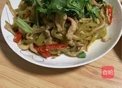 Illustration of how to stir-fry shredded pork with lettuce 8