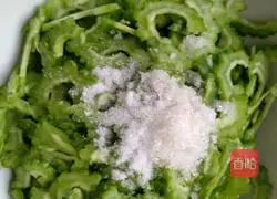 Illustration of how to make fried bacon with bitter melon 2