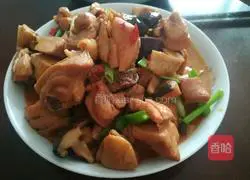 Illustration of how to make mushroom stewed chicken nuggets 6