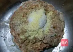 Illustration of how to make braised Yangzhou lion head (sunflower chopped meat) 1