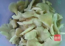 Illustration of how to make fried pork slices with oyster mushrooms 1