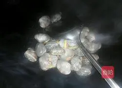 Illustration of how to stir-fry clams 4