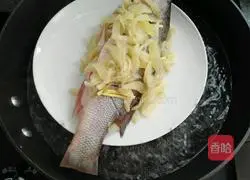 Illustration of how to make steamed seabass with pickled cabbage 9