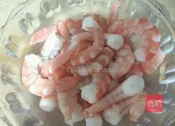 Illustration of how to make scrambled eggs with garlic sprouts and shrimps 1