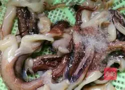 Illustration of how to make fried squid tentacles with onions and no fishy smell at all, super delicious and nutritious 2