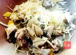 Illustration of how to make chicken with sour bamboo shoots in clear soup 8