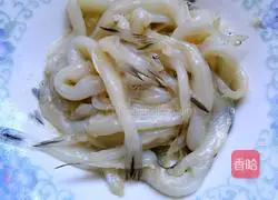 Illustration of how to make dry fried whitebait 6