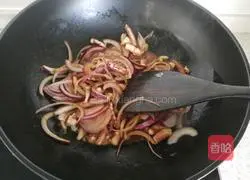 Illustration of how to stir-fry squid with onions 10