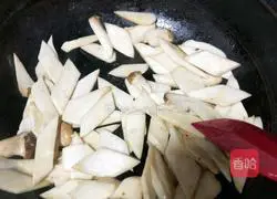 Illustration of how to make fried pork slices with king oyster mushroom 19