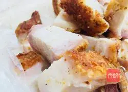 Illustration of how to stir-fry Macau pork with shredded cabbage 3