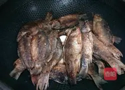 Illustration of the method of braised small crispy fish with soybeans 6