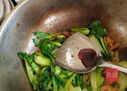 Illustration of how to make vinegared garlic rapeseed 3