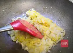 Illustration of how to make braised chicken skin with pickled cabbage 4