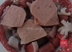 Illustration of how to make instant noodles with meatballs 1