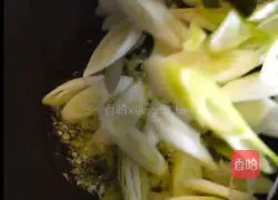 Illustration of how to make fried lamb rolls with green onions 5