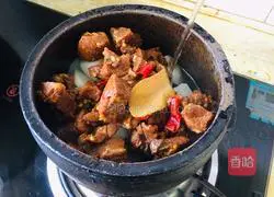 Illustration of how to make braised beef brisket and stewed radish in a casserole 7