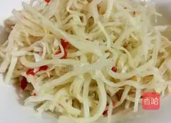 Illustration of how to make chicken with sour bamboo shoots in red soup 3