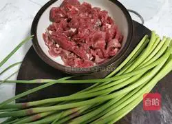 Illustration of how to make fried beef with garlic moss 1