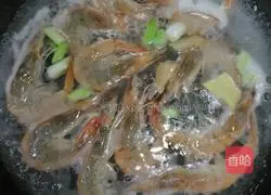 Illustration of how to open a peacock's tail 1