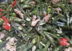 Illustration of how to stir-fry pig ears and beans with green pepper and shredded pork 5