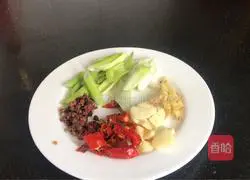 Illustration of how to make spicy dry-fried fish cubes 2