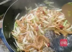 Illustration of how to make shredded leek yellow pork 5