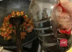 Illustration of how to make spicy and sour sausage 9