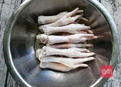 Illustration of how to make peanut stewed chicken feet 3