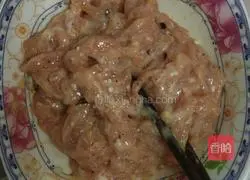 Illustration of how to make shredded pork with garlic sprouts 4