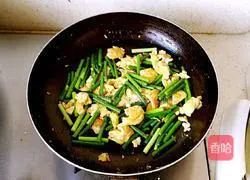 Illustration of how to make fried eggs with garlic moss 8