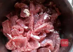 Illustration of how to make fried potatoes and beef 1