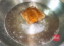 Sichuan - Illustration of how to stir-fry bacon with walnut flowers 5