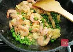 Illustration of how to make shrimps, eggs and fried peas 14