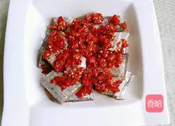 Illustration of how to steam hairtail with chopped pepper 4