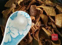 Illustration of how to cook pork with dried bamboo shoots 5