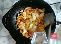 Illustration of how to make Chinese stir-fry shrimp and cabbage in iron pot 8