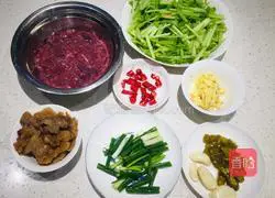 Illustration of how to stir-fry pork liver with parsley 1