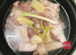 Illustration of how to cook duck meat with onions 3